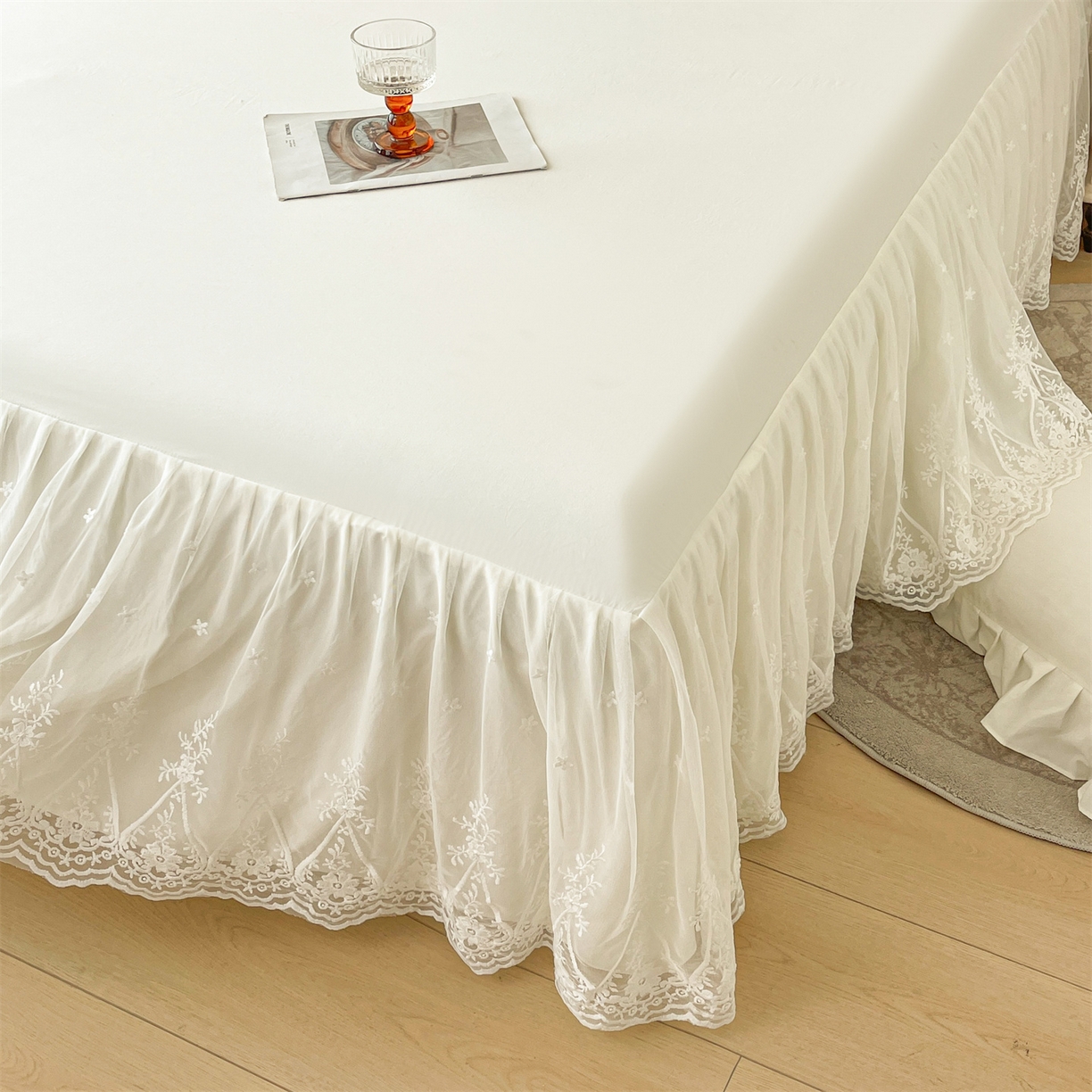 91家纺网 家纺一手货源 找家纺 好儿喜家纺 2025新款A类水洗棉花边床裙蕾丝床罩三件套-梦之香 梦之香-奶白