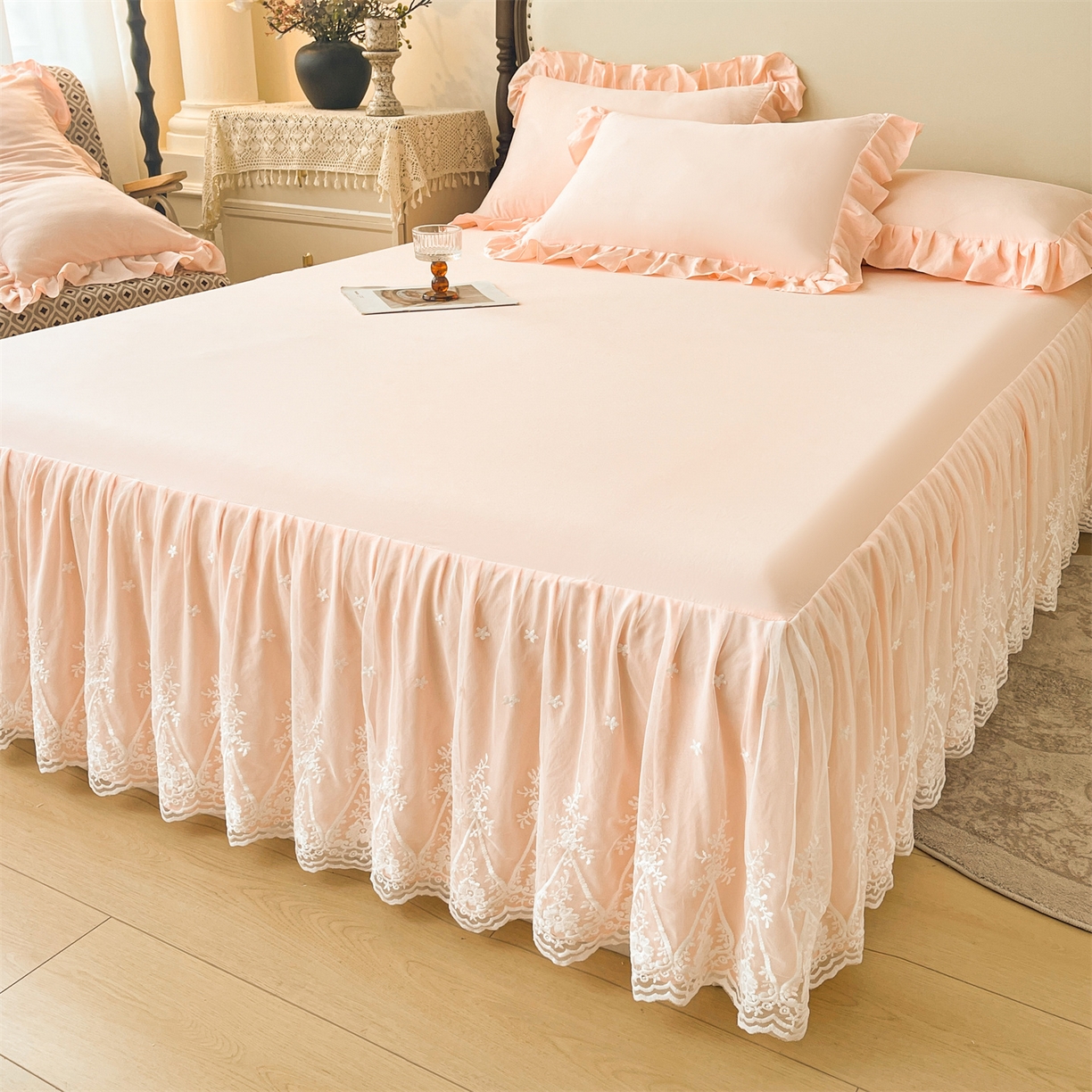 91家纺网 家纺一手货源 找家纺 好儿喜家纺 2025新款A类水洗棉花边床裙蕾丝床罩三件套-梦之香 梦之香-浅粉