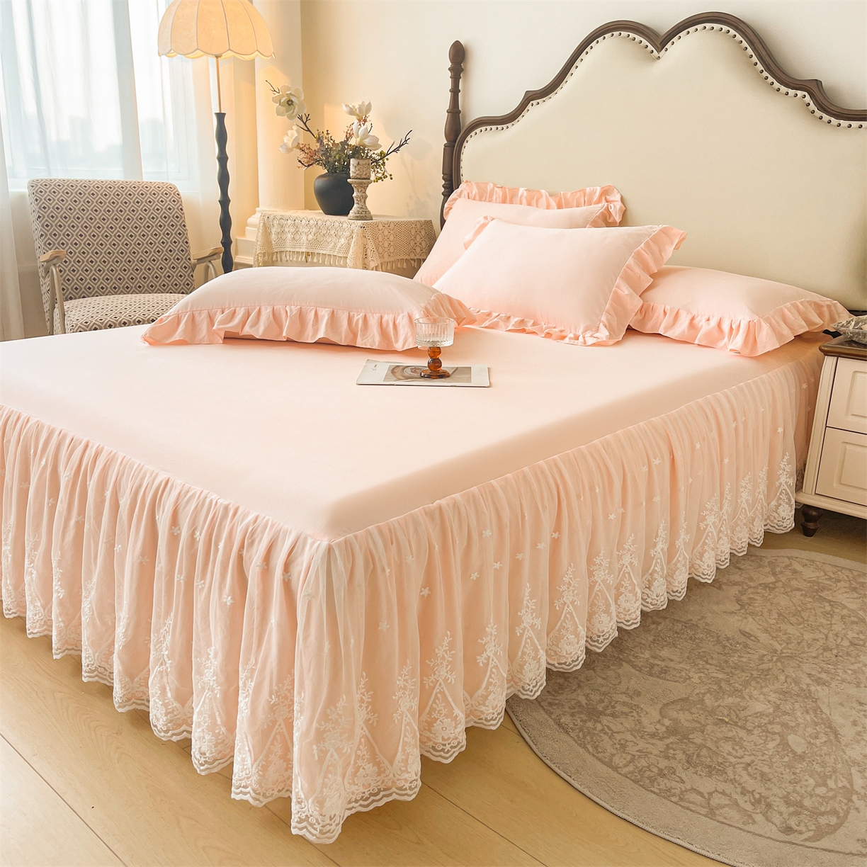 91家纺网 家纺一手货源 找家纺 好儿喜家纺 2025新款A类水洗棉花边床裙蕾丝床罩三件套-梦之香 梦之香-浅粉