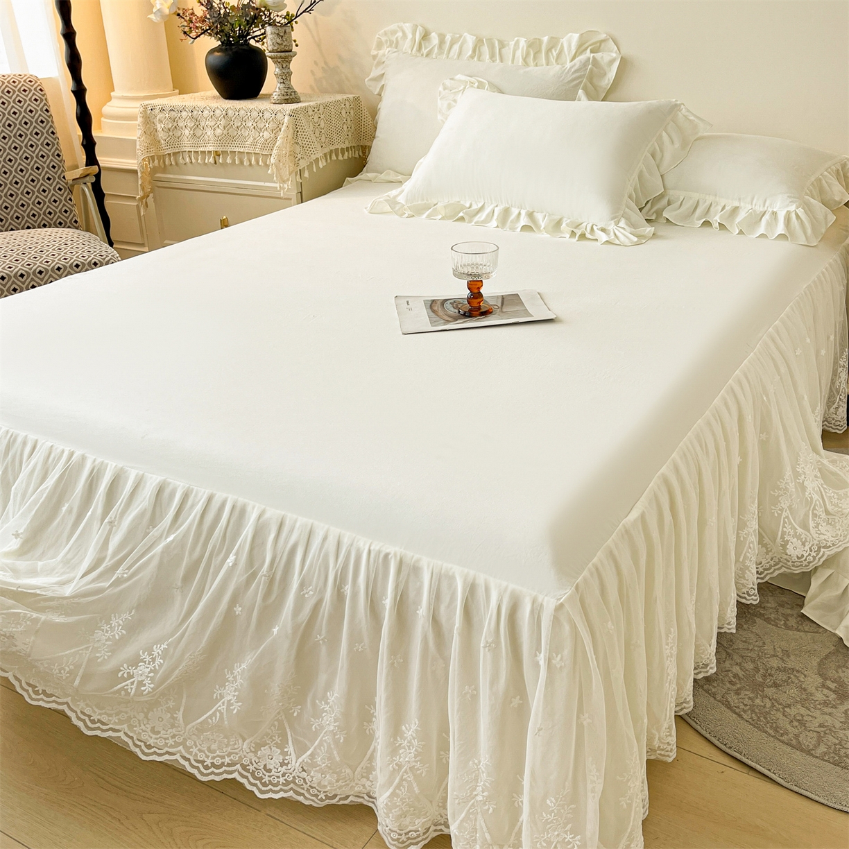 91家纺网 家纺一手货源 找家纺 （总）好儿喜家纺 2025新款A类水洗棉花边床裙蕾丝床罩三件套-梦之香