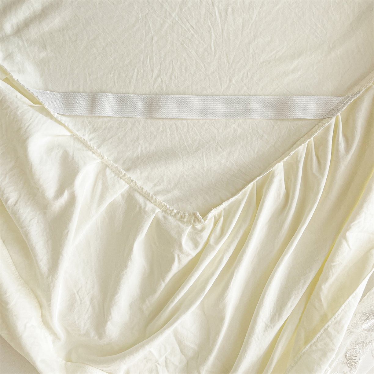 91家纺网 家纺一手货源 找家纺 好儿喜家纺 2025新款A类水洗棉花边床裙蕾丝床罩三件套-百合梦 百合梦-奶白