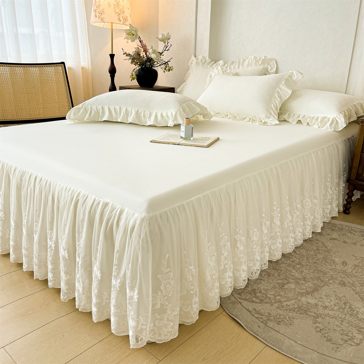 91家纺网 家纺一手货源 找家纺 好儿喜家纺 2025新款A类水洗棉花边床裙蕾丝床罩三件套-百合梦 百合梦-奶白