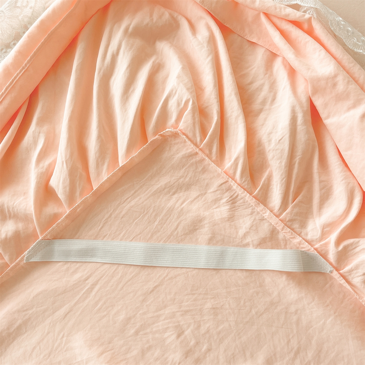 91家纺网 家纺一手货源 找家纺 好儿喜家纺 2025新款A类水洗棉花边床裙蕾丝床罩三件套-百合梦 百合梦-浅粉