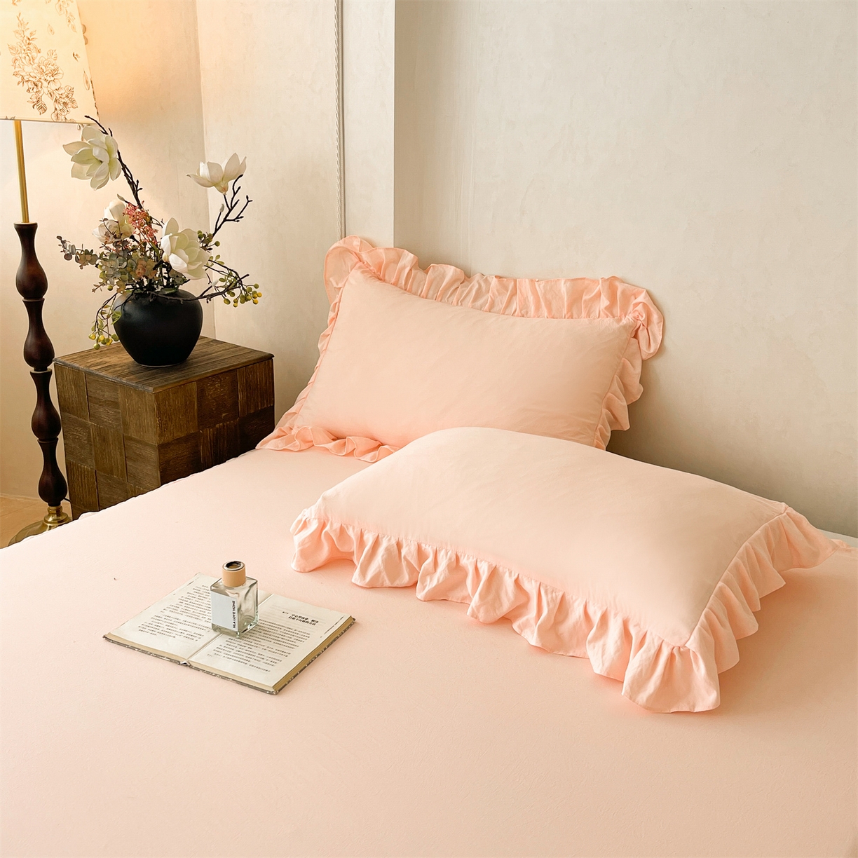 91家纺网 家纺一手货源 找家纺 好儿喜家纺 2025新款A类水洗棉花边床裙蕾丝床罩三件套-百合梦 百合梦-浅粉