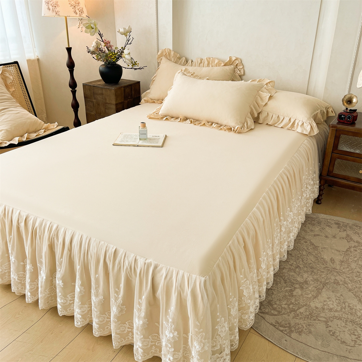 91家纺网 家纺一手货源 找家纺 好儿喜家纺 2025新款A类水洗棉花边床裙蕾丝床罩三件套-百合梦 百合梦-香槟