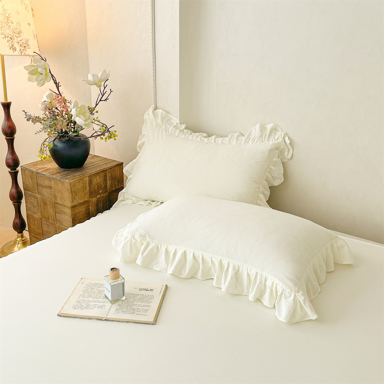 91家纺网 家纺一手货源 找家纺 好儿喜家纺 2025新款A类水洗棉花边床裙蕾丝床罩三件套-百合梦 百合梦-奶白