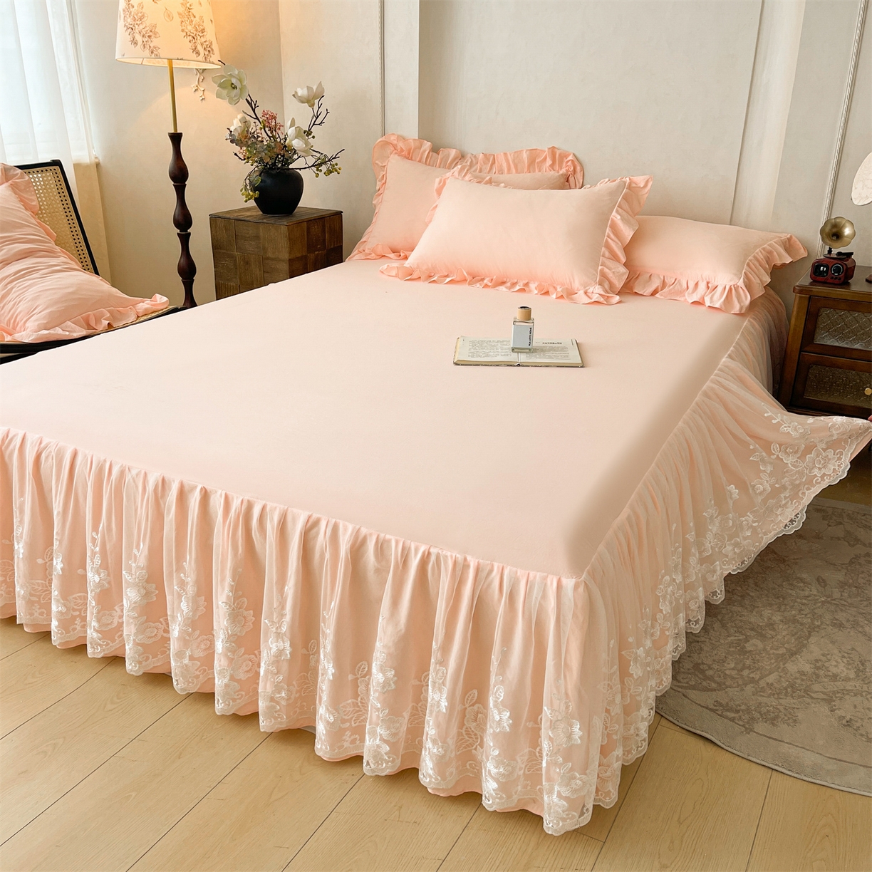 91家纺网 家纺一手货源 找家纺 好儿喜家纺 2025新款A类水洗棉花边床裙蕾丝床罩三件套-百合梦 百合梦-浅粉