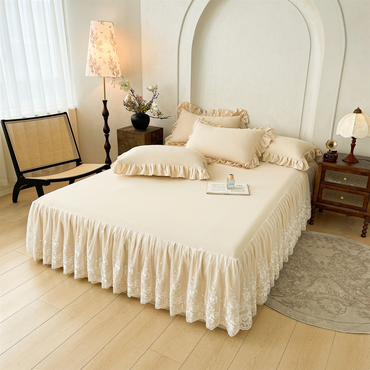 91家纺网 家纺一手货源 找家纺 好儿喜家纺 2025新款A类水洗棉花边床裙蕾丝床罩三件套-百合梦 百合梦-香槟