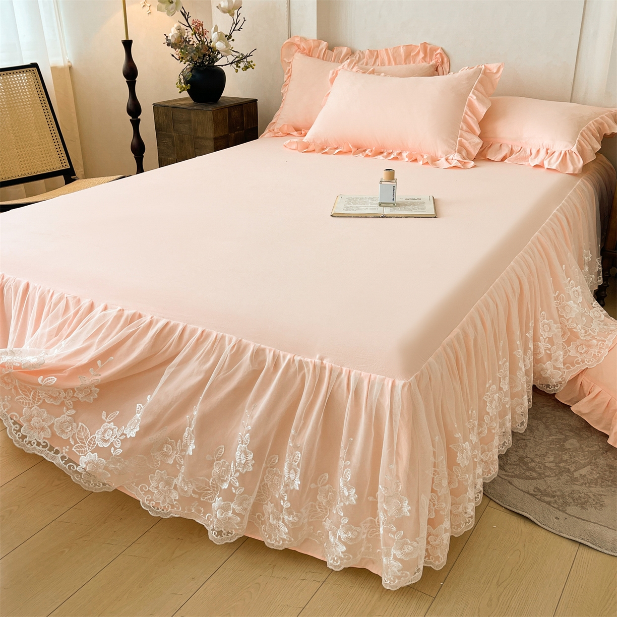 91家纺网 家纺一手货源 找家纺 好儿喜家纺 2025新款A类水洗棉花边床裙蕾丝床罩三件套-百合梦 百合梦-浅粉