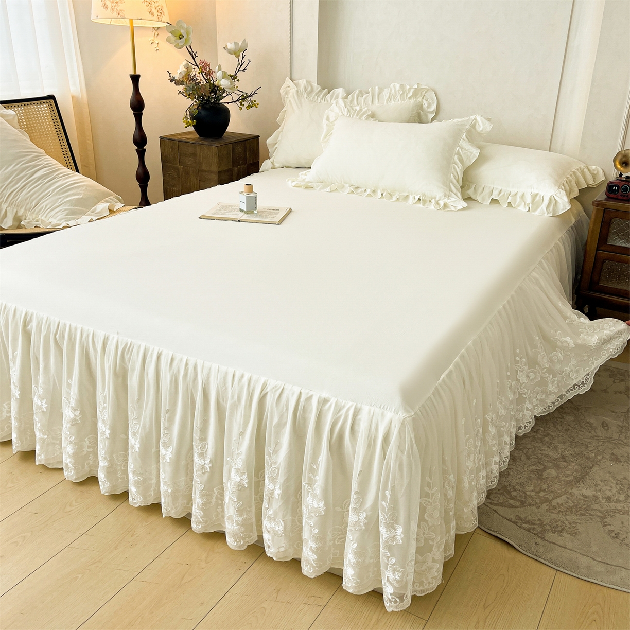 91家纺网 家纺一手货源 找家纺 好儿喜家纺 2025新款A类水洗棉花边床裙蕾丝床罩三件套-百合梦 百合梦-奶白