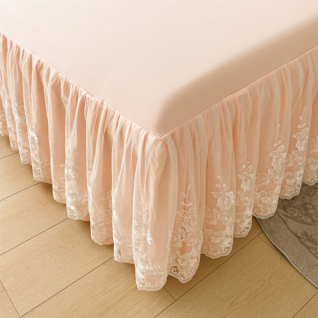 91家纺网 家纺一手货源 找家纺 好儿喜家纺 2025新款A类水洗棉花边床裙蕾丝床罩三件套-百合梦 百合梦-浅粉