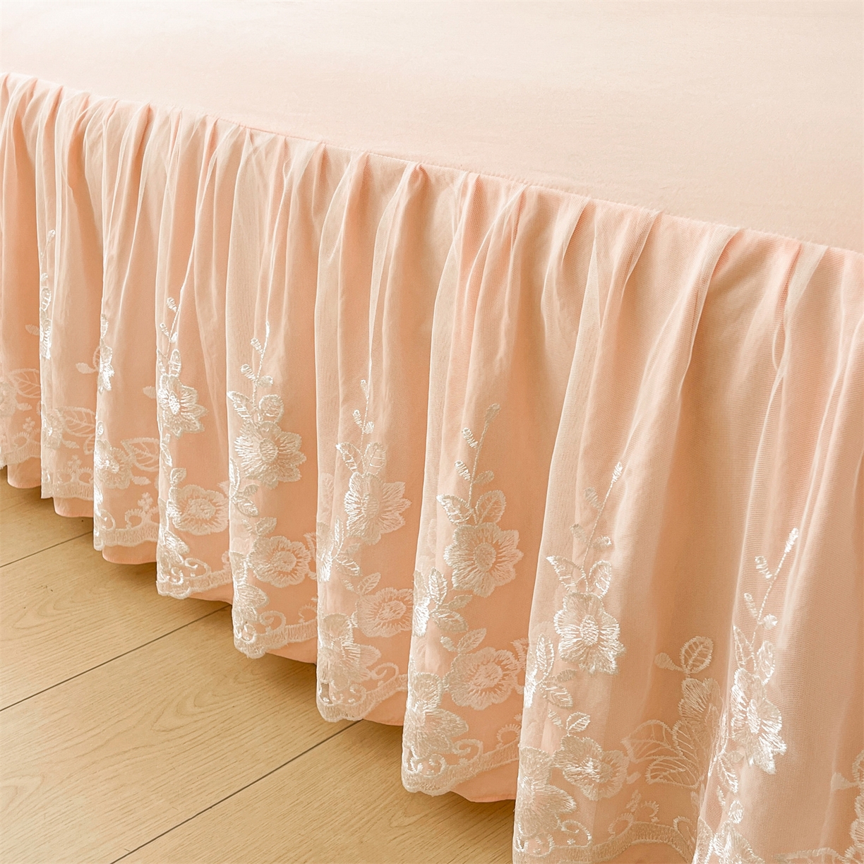 91家纺网 家纺一手货源 找家纺 好儿喜家纺 2025新款A类水洗棉花边床裙蕾丝床罩三件套-百合梦 百合梦-浅粉