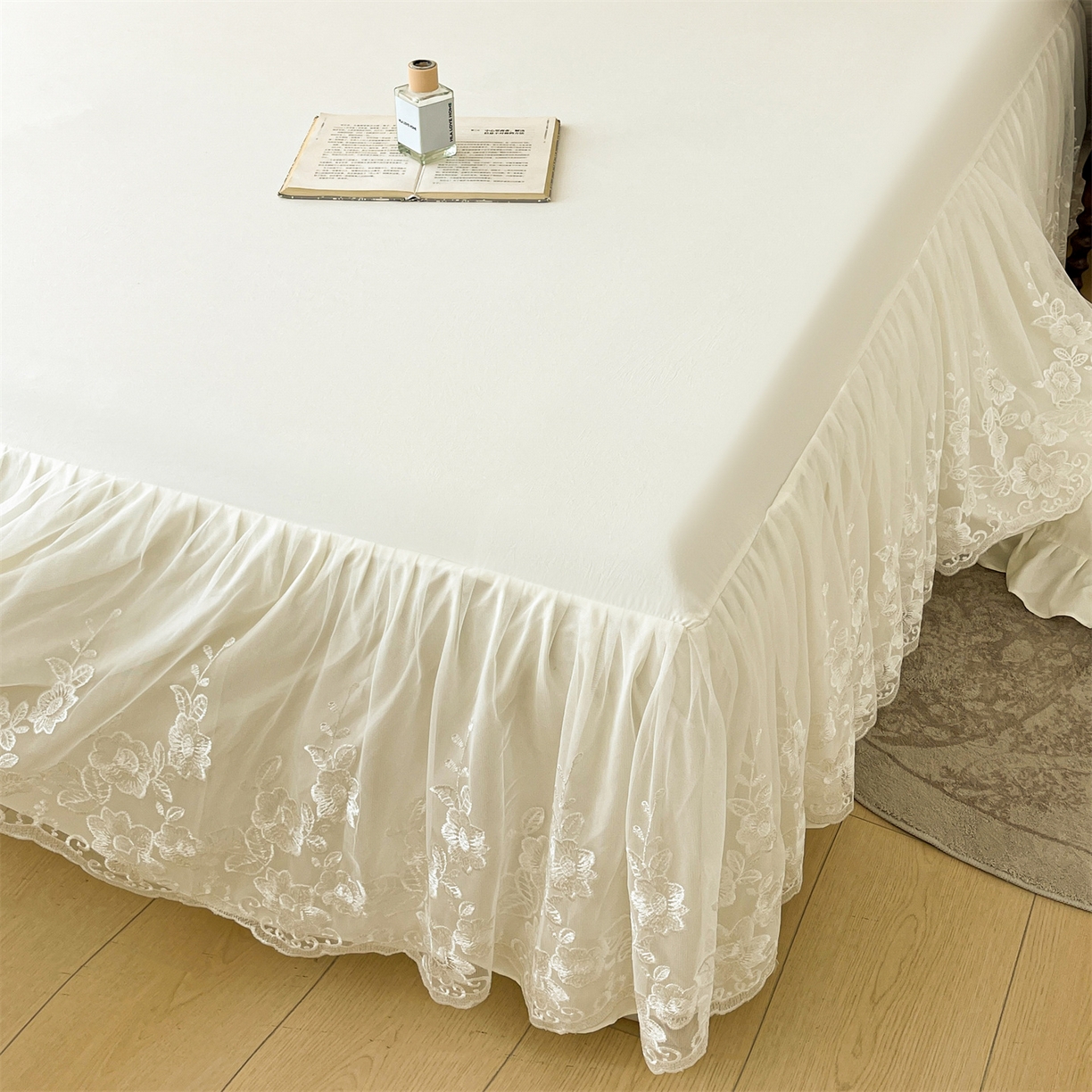 91家纺网 家纺一手货源 找家纺 好儿喜家纺 2025新款A类水洗棉花边床裙蕾丝床罩三件套-百合梦 百合梦-奶白