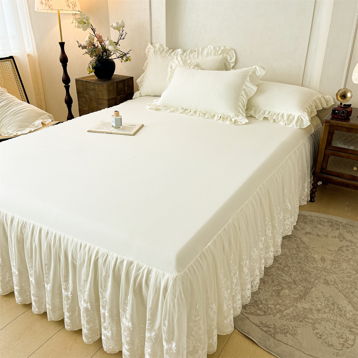 91家纺网 家纺一手货源 找家纺 好儿喜家纺 2025新款A类水洗棉花边床裙蕾丝床罩三件套-百合梦 百合梦-奶白