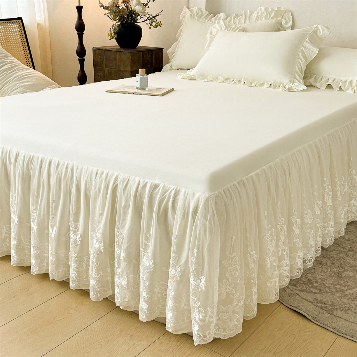 91家纺网 家纺一手货源 找家纺 好儿喜家纺 2025新款A类水洗棉花边床裙蕾丝床罩三件套-百合梦 百合梦-奶白