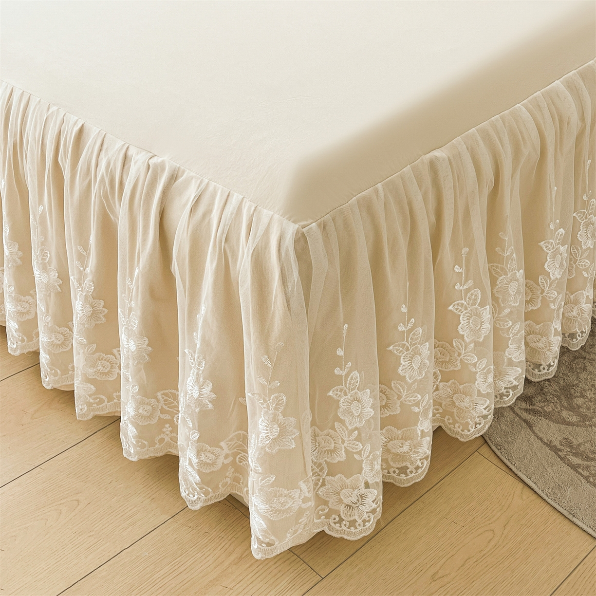 91家纺网 家纺一手货源 找家纺 好儿喜家纺 2025新款A类水洗棉花边床裙蕾丝床罩三件套-百合梦 百合梦-香槟