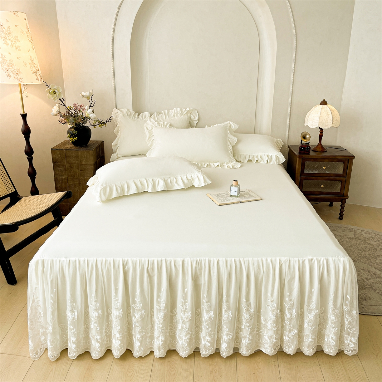 91家纺网 家纺一手货源 找家纺 好儿喜家纺 2025新款A类水洗棉花边床裙蕾丝床罩三件套-百合梦 百合梦-奶白