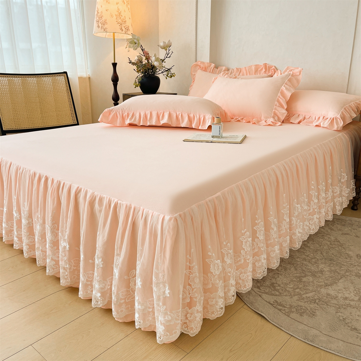 91家纺网 家纺一手货源 找家纺 好儿喜家纺 2025新款A类水洗棉花边床裙蕾丝床罩三件套-百合梦 百合梦-浅粉