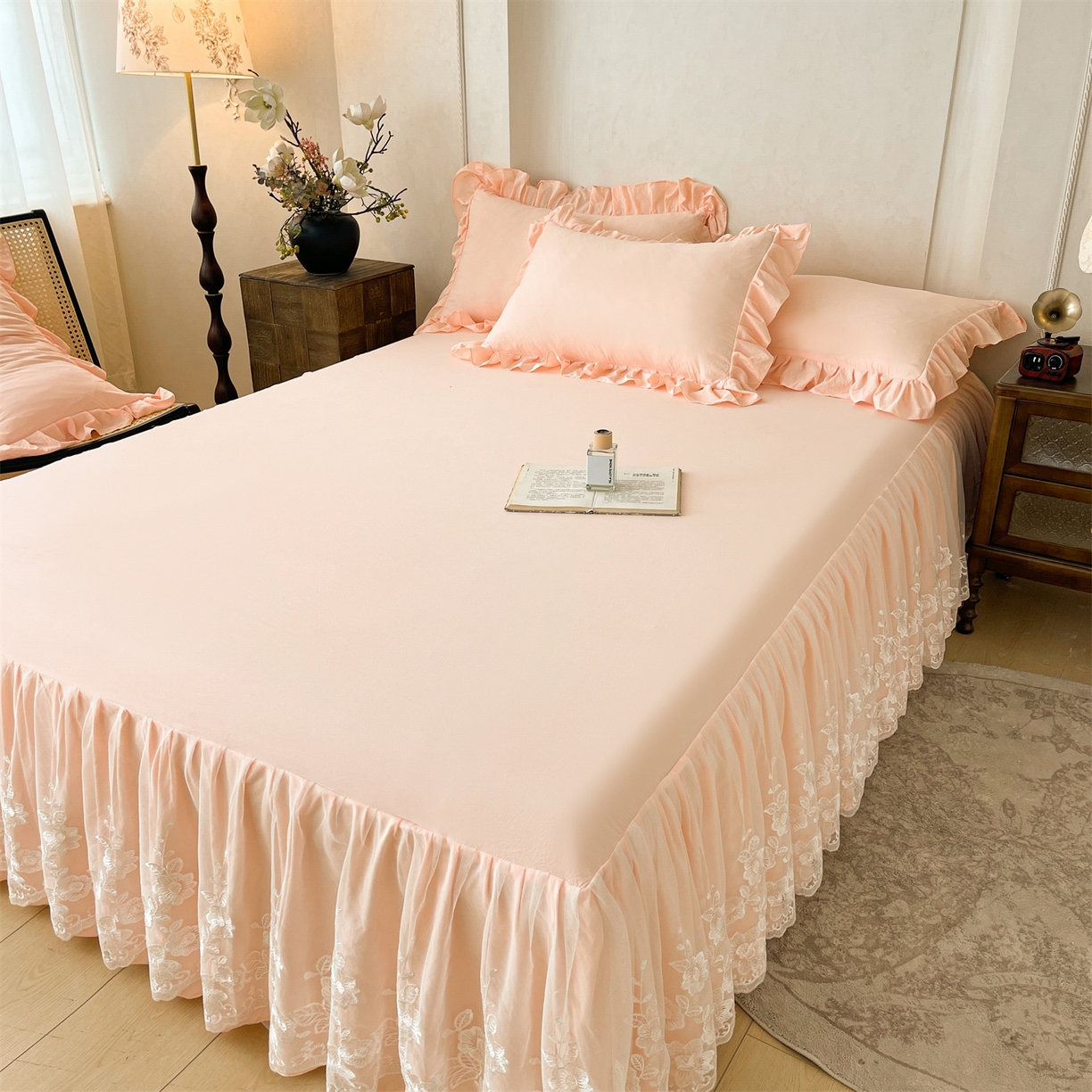 91家纺网 家纺一手货源 找家纺 好儿喜家纺 2025新款A类水洗棉花边床裙蕾丝床罩三件套-百合梦 百合梦-浅粉