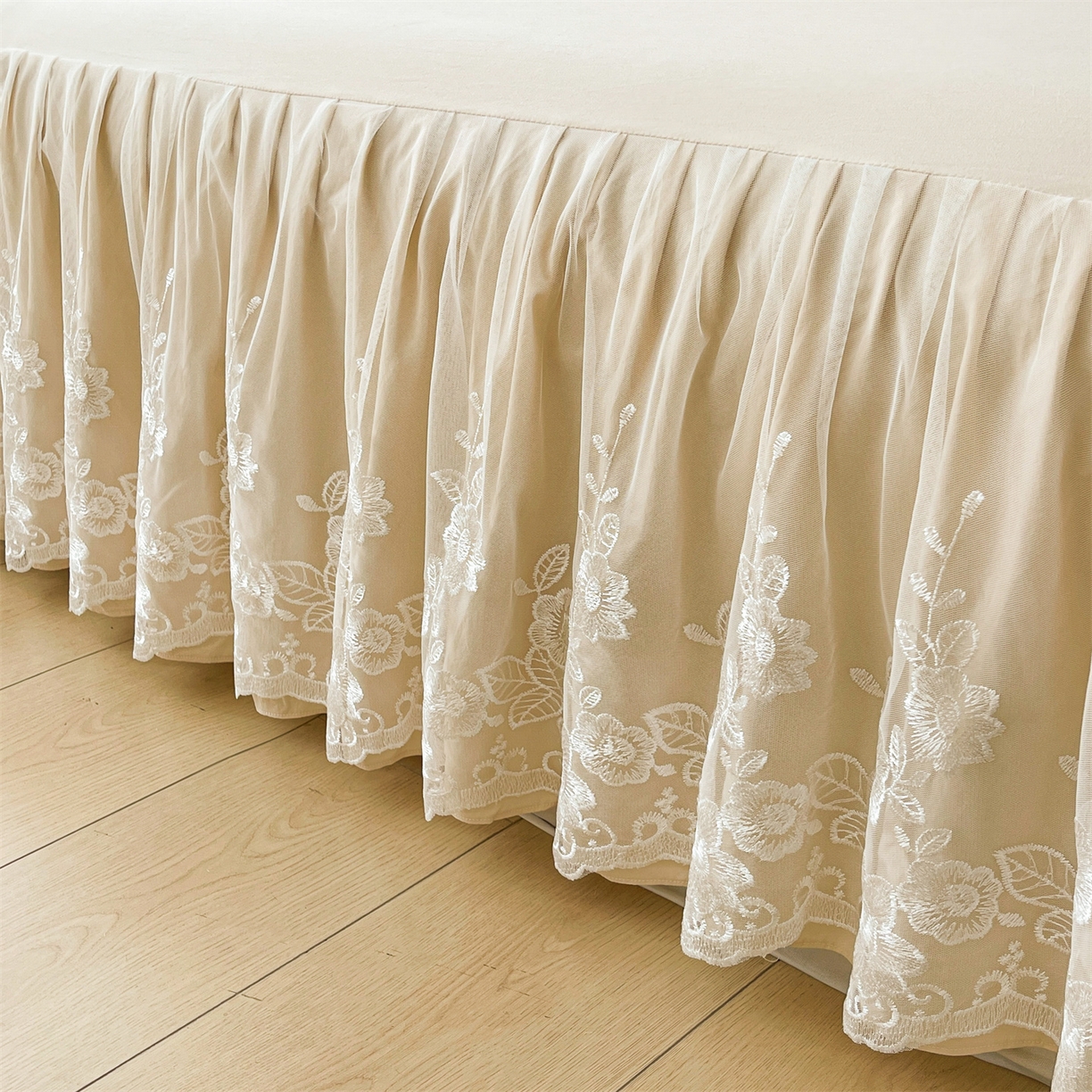 91家纺网 家纺一手货源 找家纺 好儿喜家纺 2025新款A类水洗棉花边床裙蕾丝床罩三件套-百合梦 百合梦-香槟