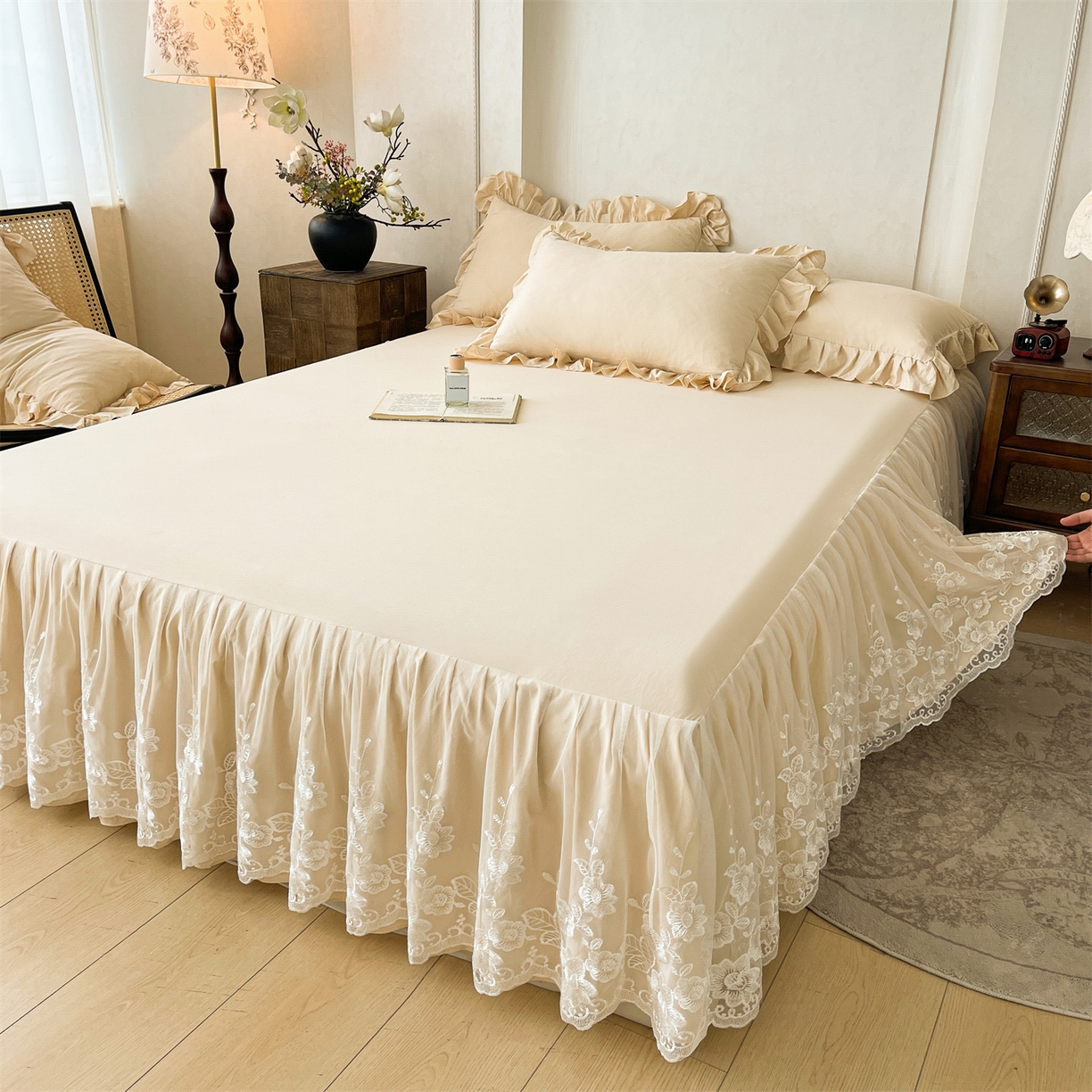 91家纺网 家纺一手货源 找家纺 好儿喜家纺 2025新款A类水洗棉花边床裙蕾丝床罩三件套-百合梦 百合梦-香槟