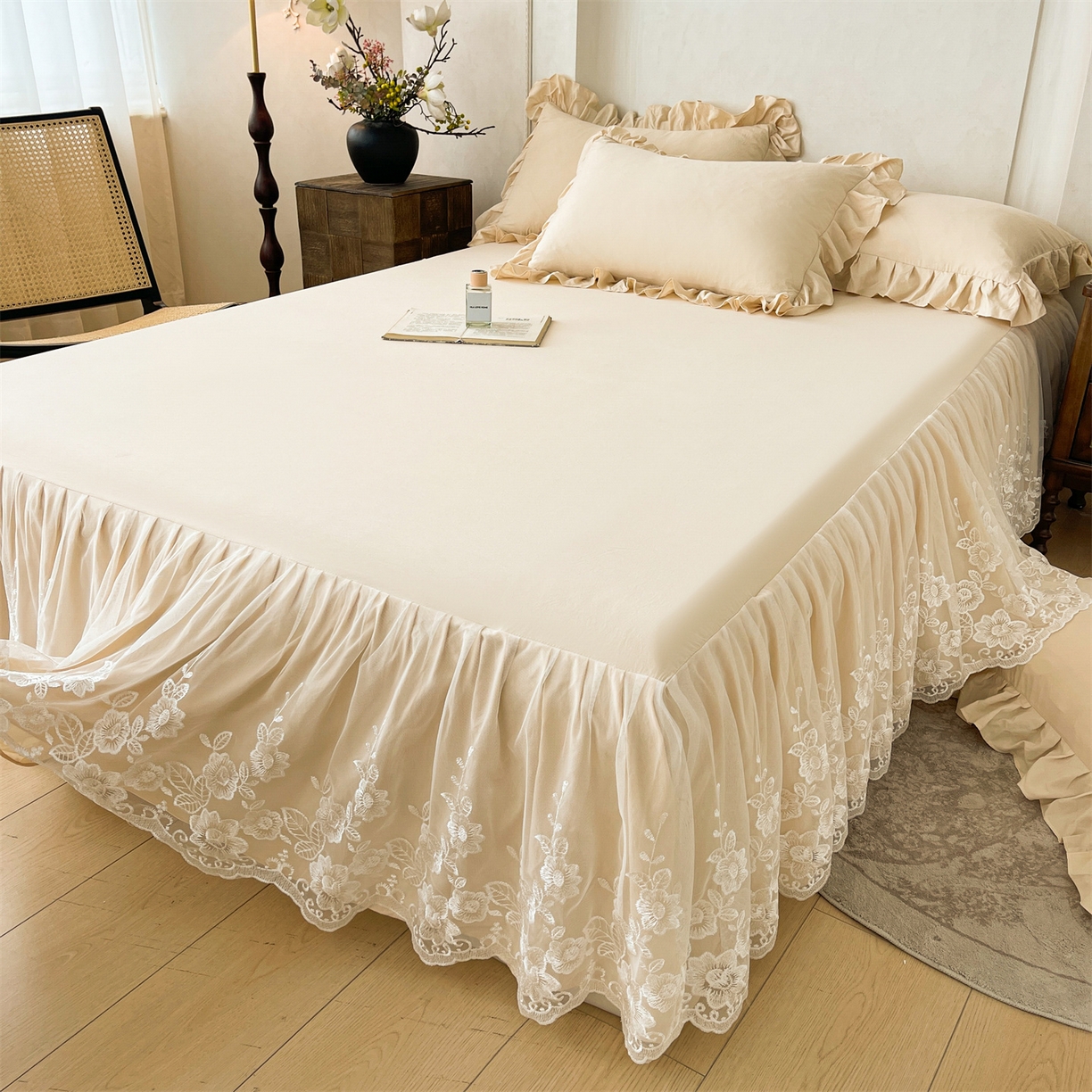 91家纺网 家纺一手货源 找家纺 好儿喜家纺 2025新款A类水洗棉花边床裙蕾丝床罩三件套-百合梦 百合梦-香槟