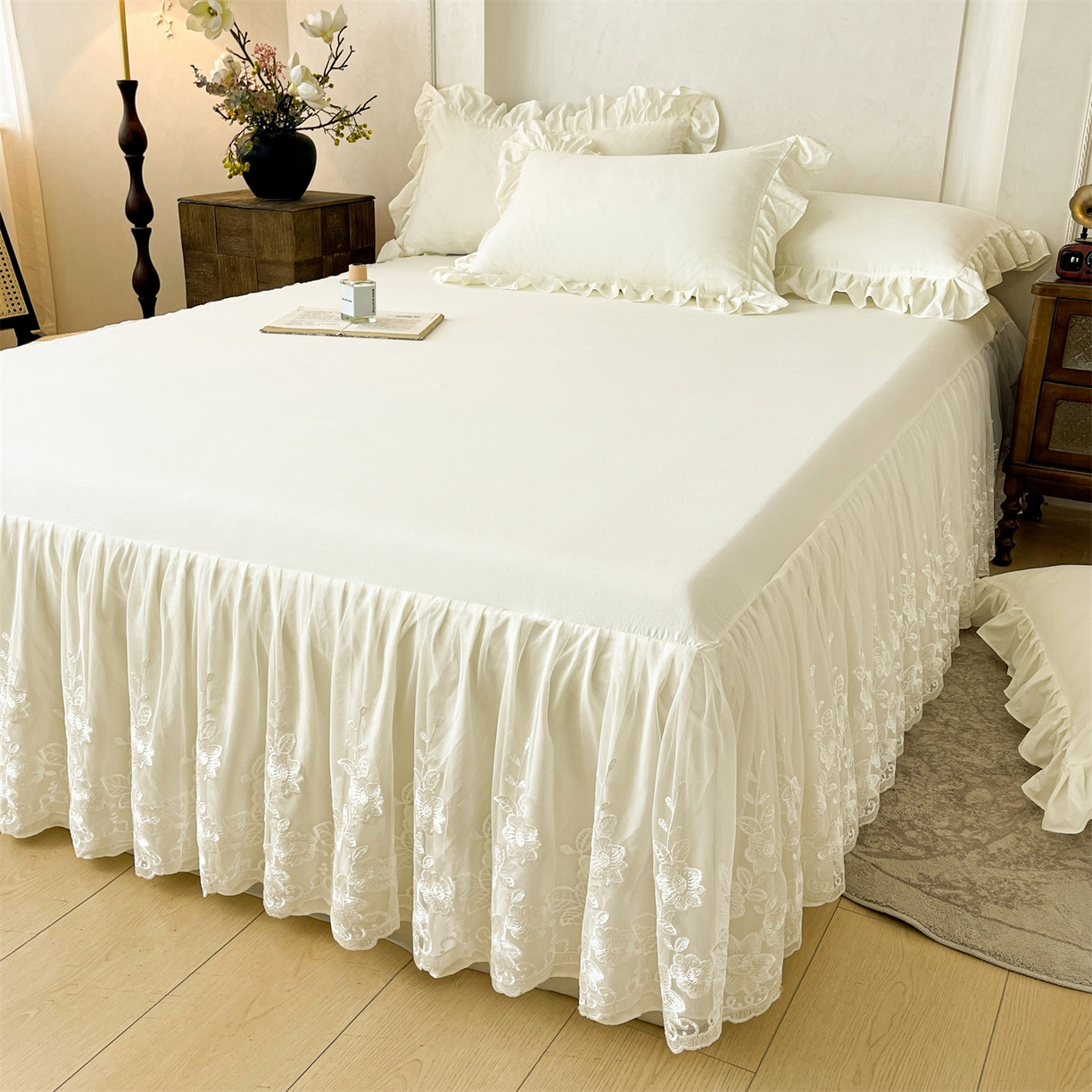 91家纺网 家纺一手货源 找家纺 好儿喜家纺 2025新款A类水洗棉花边床裙蕾丝床罩三件套-百合梦 百合梦-奶白