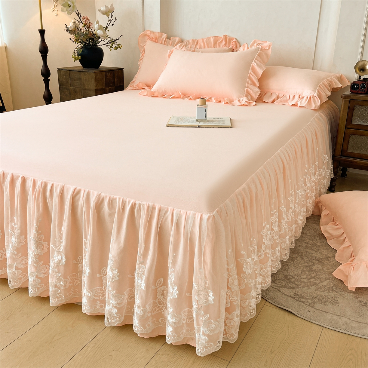 91家纺网 家纺一手货源 找家纺 好儿喜家纺 2025新款A类水洗棉花边床裙蕾丝床罩三件套-百合梦 百合梦-浅粉