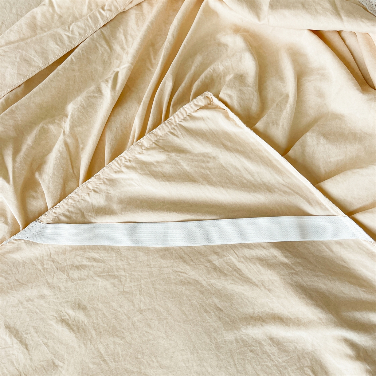 91家纺网 家纺一手货源 找家纺 好儿喜家纺 2025新款A类水洗棉花边床裙蕾丝床罩三件套-百合梦 百合梦-香槟