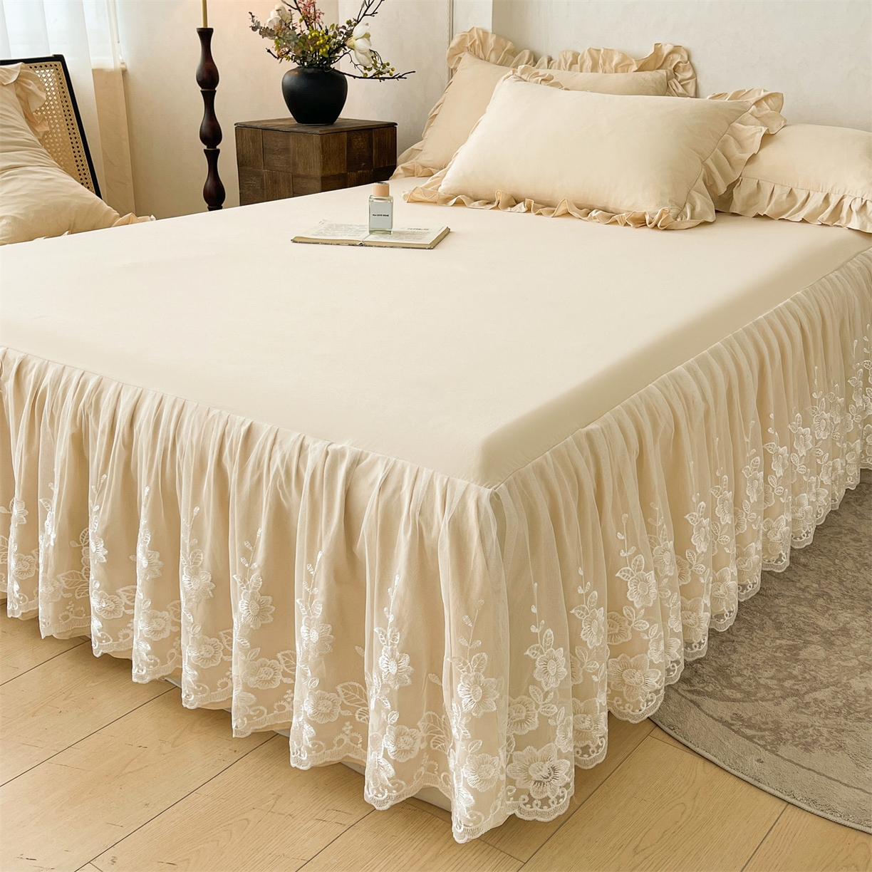 91家纺网 家纺一手货源 找家纺 好儿喜家纺 2025新款A类水洗棉花边床裙蕾丝床罩三件套-百合梦 百合梦-香槟