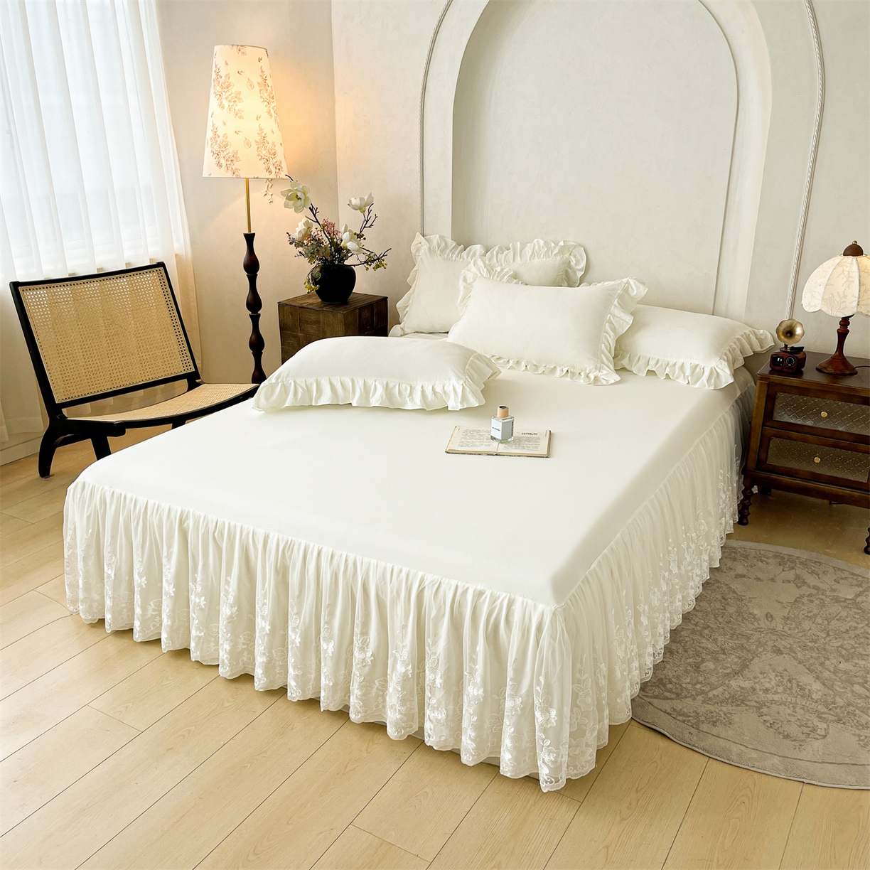 91家纺网 家纺一手货源 找家纺 好儿喜家纺 2025新款A类水洗棉花边床裙蕾丝床罩三件套-百合梦 百合梦-奶白