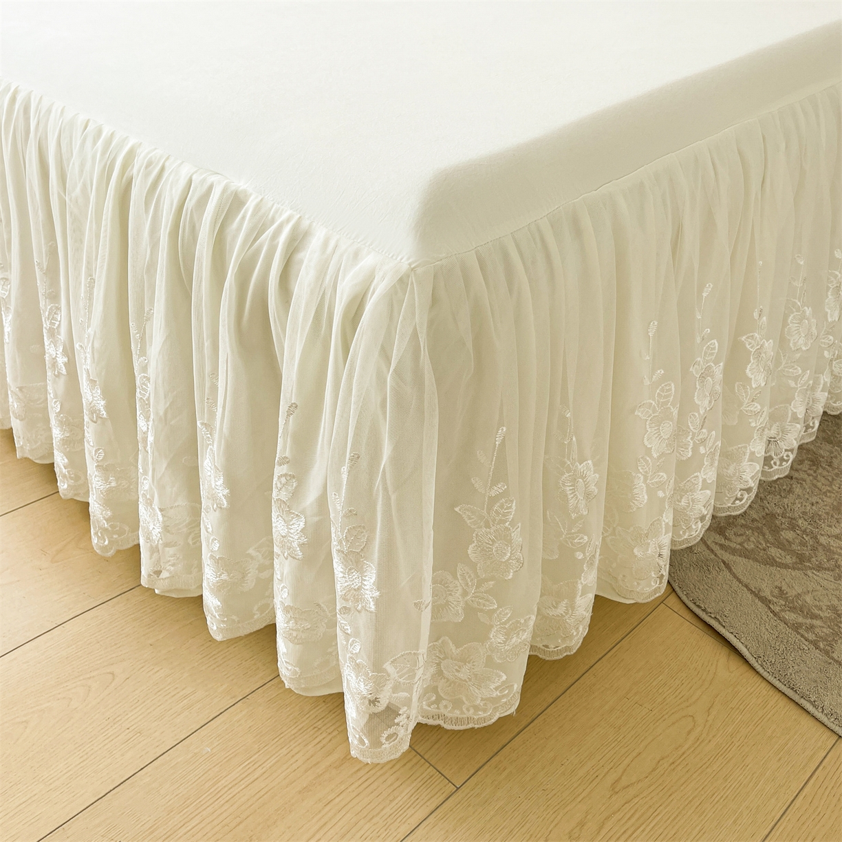 91家纺网 家纺一手货源 找家纺 好儿喜家纺 2025新款A类水洗棉花边床裙蕾丝床罩三件套-百合梦 百合梦-奶白