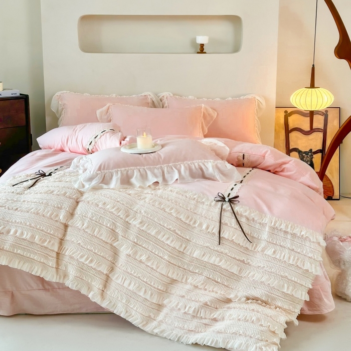 91家纺网 家纺一手货源 找家纺 庭笙 2025新款仙女小清新褶皱裙边少女背带公主裙摆法式梦幻纱蕾丝四件套 浅粉