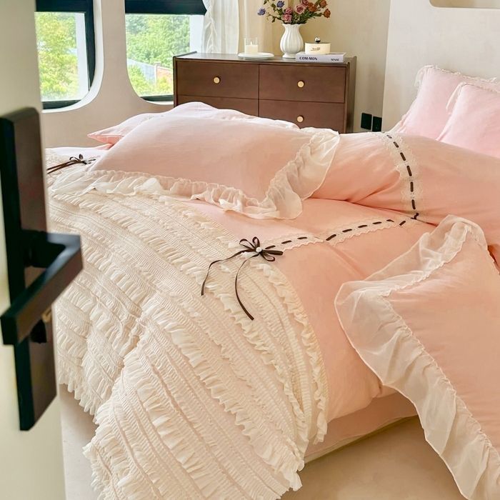 91家纺网 家纺一手货源 找家纺 庭笙 2025新款仙女小清新褶皱裙边少女背带公主裙摆法式梦幻纱蕾丝四件套 浅粉