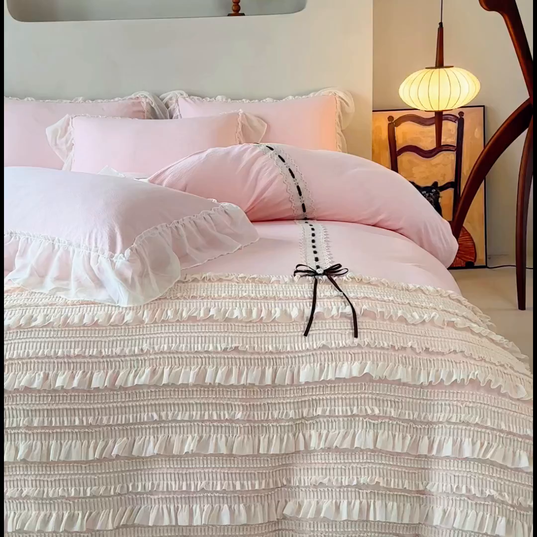 91家纺网 家纺一手货源 找家纺 庭笙 2025新款仙女小清新褶皱裙边少女背带公主裙摆法式梦幻纱蕾丝四件套 浅粉