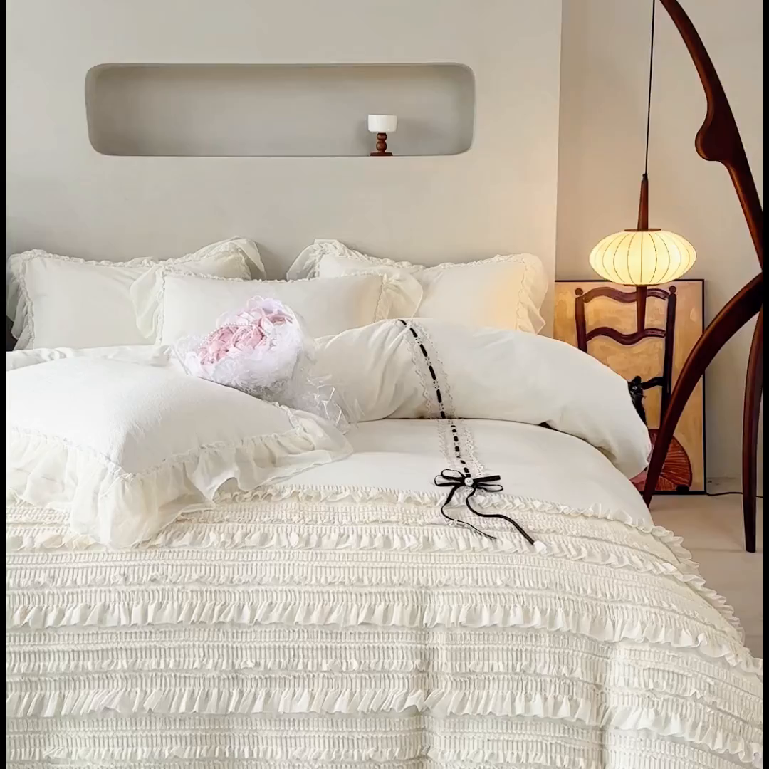 91家纺网 家纺一手货源 找家纺 庭笙 2025新款仙女小清新褶皱裙边少女背带公主裙摆法式梦幻纱蕾丝四件套 米白