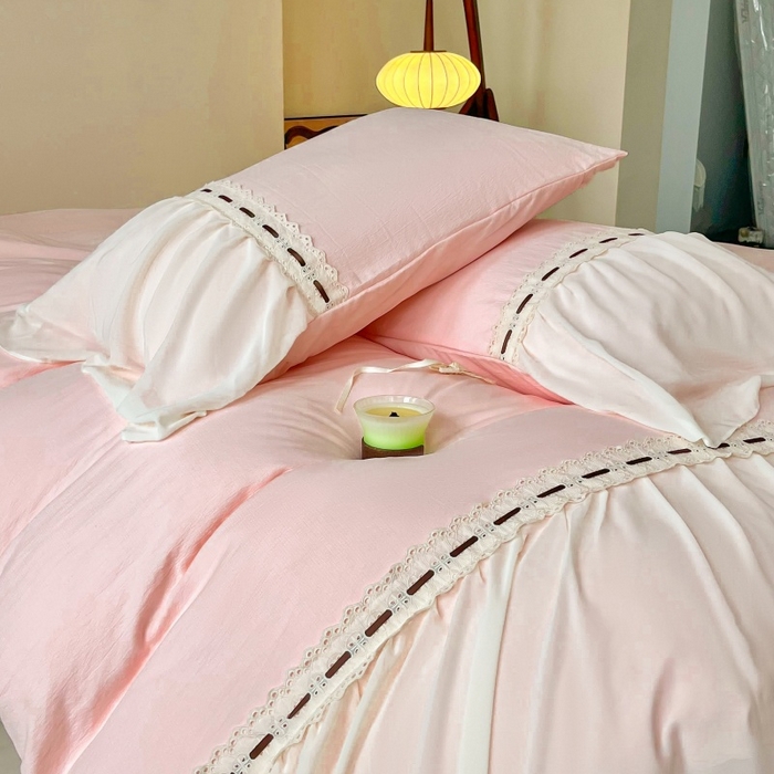 91家纺网 家纺一手货源 找家纺 庭笙 2025新款法式少女全棉镂空花边仙女梦幻纱蕾丝边四件套-清甜少女 清甜少女-浅粉