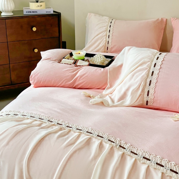 91家纺网 家纺一手货源 找家纺 庭笙 2025新款法式少女全棉镂空花边仙女梦幻纱蕾丝边四件套-清甜少女 清甜少女-浅粉