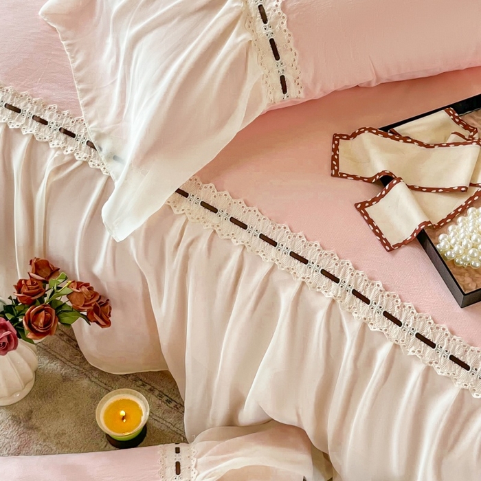 91家纺网 家纺一手货源 找家纺 庭笙 2025新款法式少女全棉镂空花边仙女梦幻纱蕾丝边四件套-清甜少女 清甜少女-浅粉