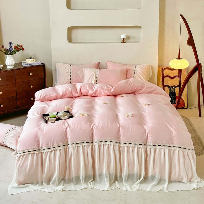 91家纺网 家纺一手货源 找家纺 庭笙 2025新款法式少女全棉镂空花边仙女梦幻纱蕾丝边四件套-清甜少女 清甜少女-浅粉