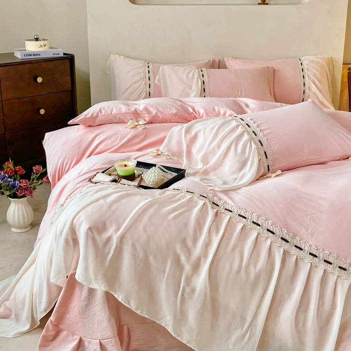 91家纺网 家纺一手货源 找家纺 庭笙 2025新款法式少女全棉镂空花边仙女梦幻纱蕾丝边四件套-清甜少女 清甜少女-浅粉