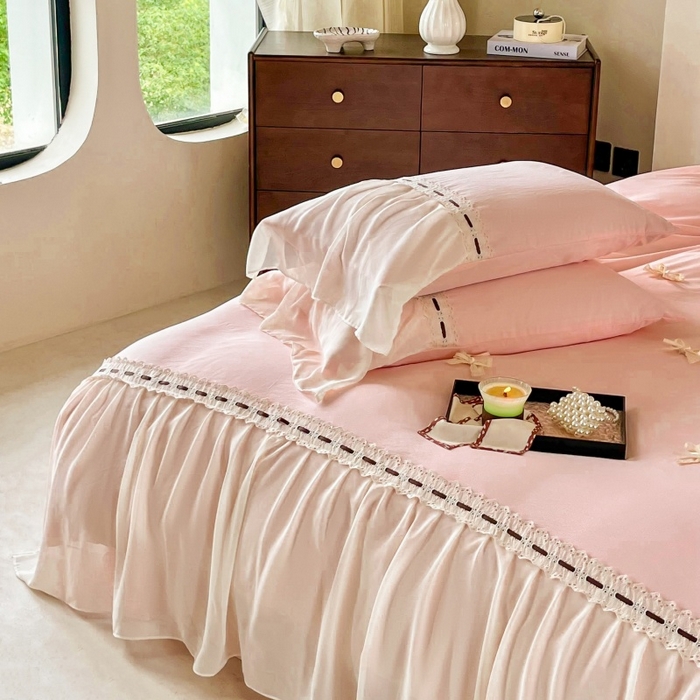 91家纺网 家纺一手货源 找家纺 庭笙 2025新款法式少女全棉镂空花边仙女梦幻纱蕾丝边四件套-清甜少女 清甜少女-浅粉