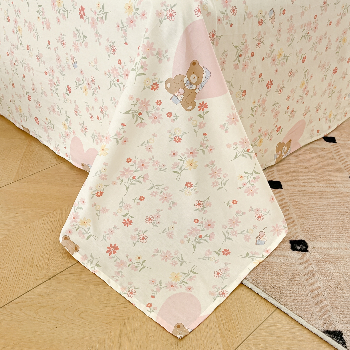 91家纺网 家纺一手货源 找家纺 花梦欣 2025新款全棉印花单品系列-四件套 旧书折痕粉