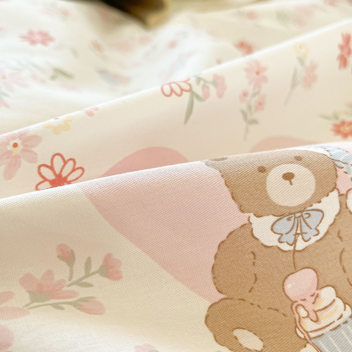 91家纺网 家纺一手货源 找家纺 花梦欣 2025新款全棉印花单品系列-四件套 旧书折痕粉