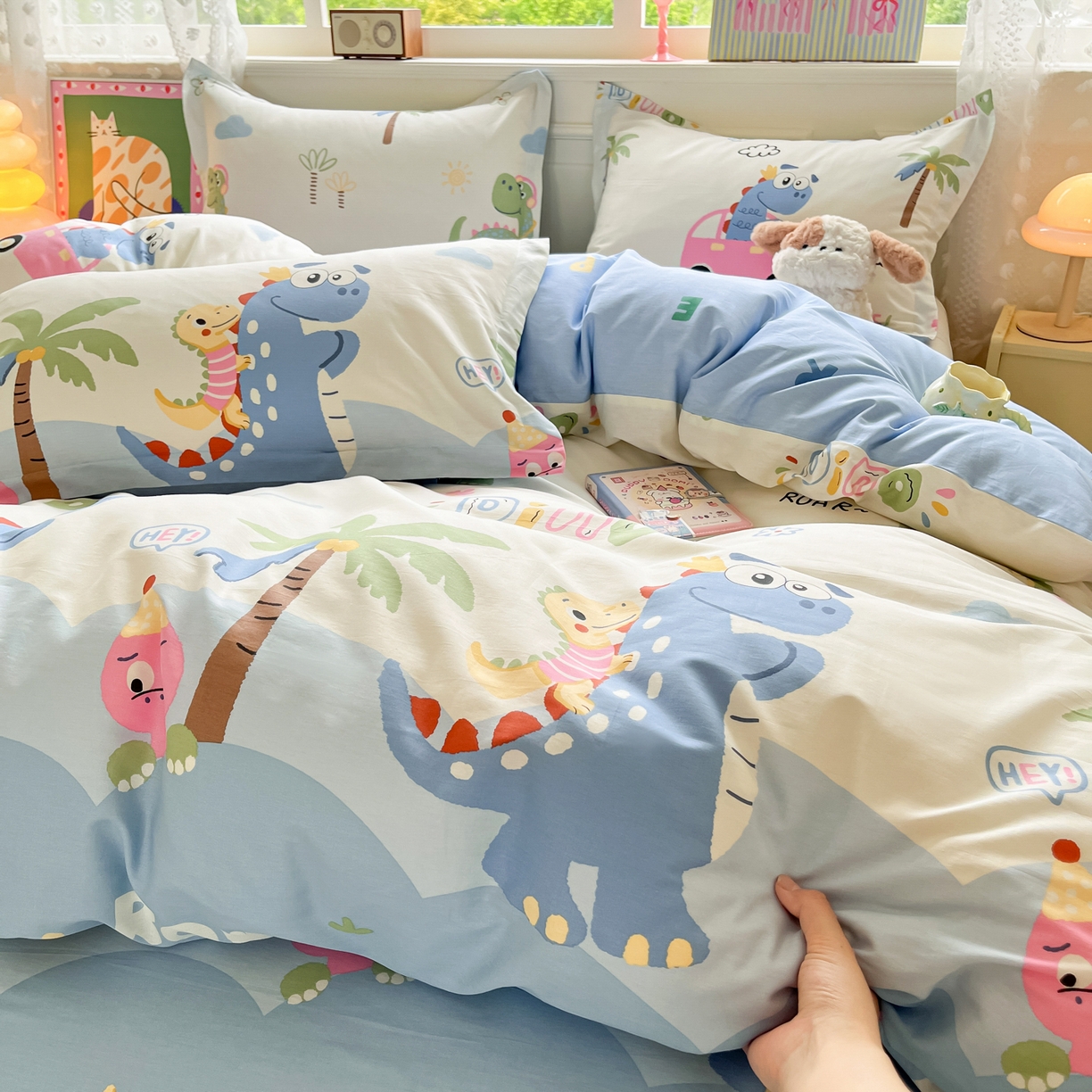 91家纺网 家纺一手货源 找家纺 花梦欣 2025新款全棉印花单品系列-四件套 度假恐龙