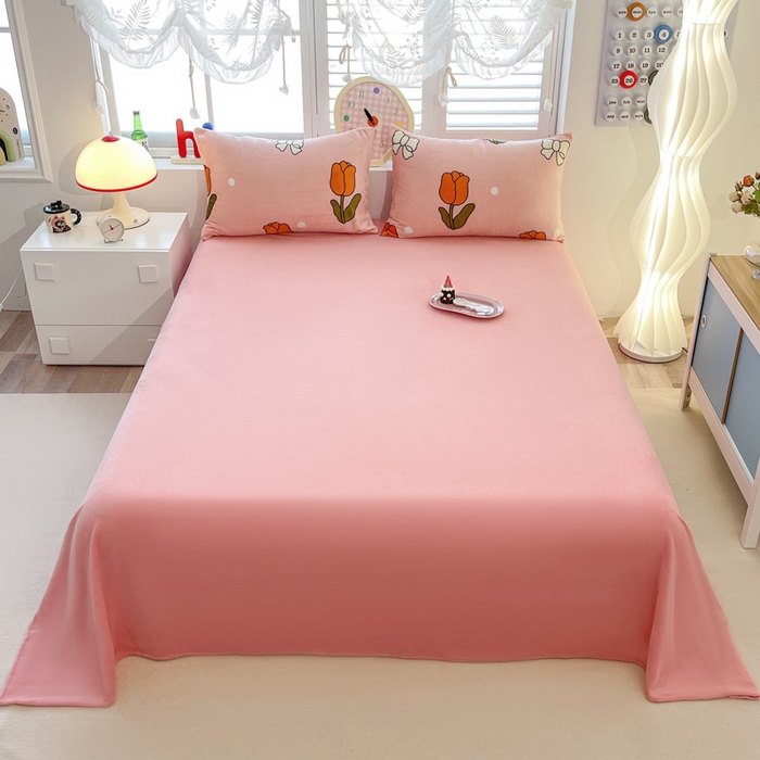 91家纺网 家纺一手货源 找家纺 鸿羽樱家纺《原伊菲晓》 2025新款小清新牛奶绒印花四件套 粉郁金