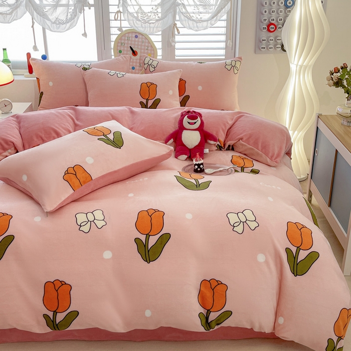 91家纺网 家纺一手货源 找家纺 鸿羽樱家纺《原伊菲晓》 2025新款小清新牛奶绒印花四件套 粉郁金