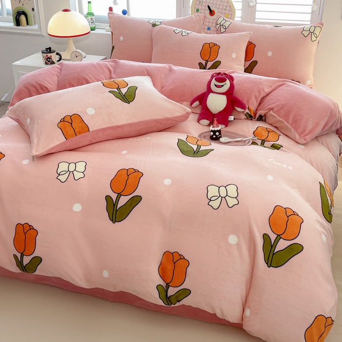 91家纺网 家纺一手货源 找家纺 鸿羽樱家纺《原伊菲晓》 2025新款小清新牛奶绒印花四件套 粉郁金