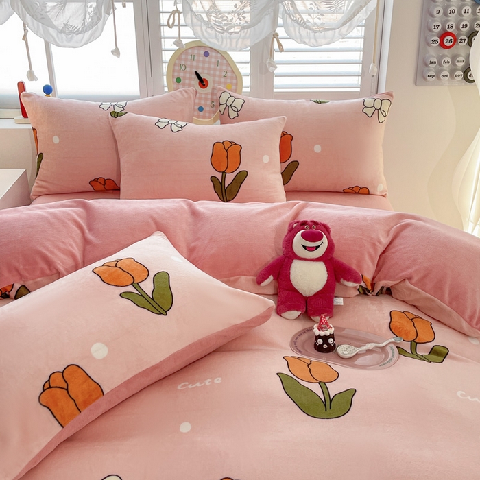 91家纺网 家纺一手货源 找家纺 鸿羽樱家纺《原伊菲晓》 2025新款小清新牛奶绒印花四件套 粉郁金