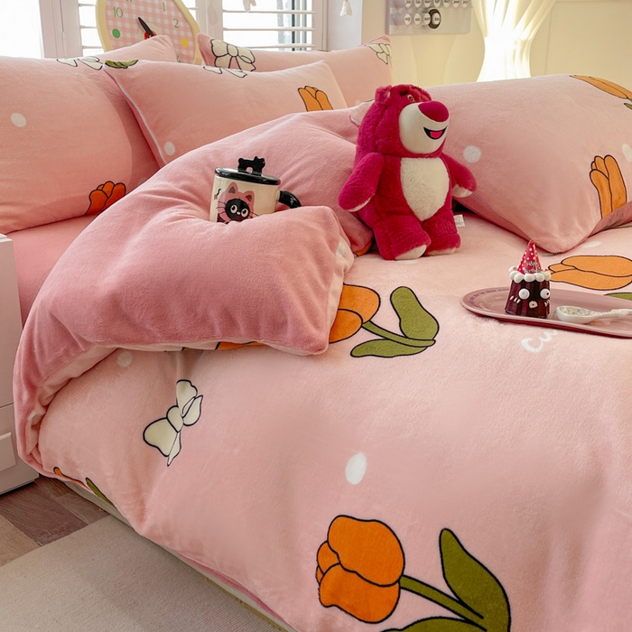 91家纺网 家纺一手货源 找家纺 鸿羽樱家纺《原伊菲晓》 2025新款小清新牛奶绒印花四件套 粉郁金